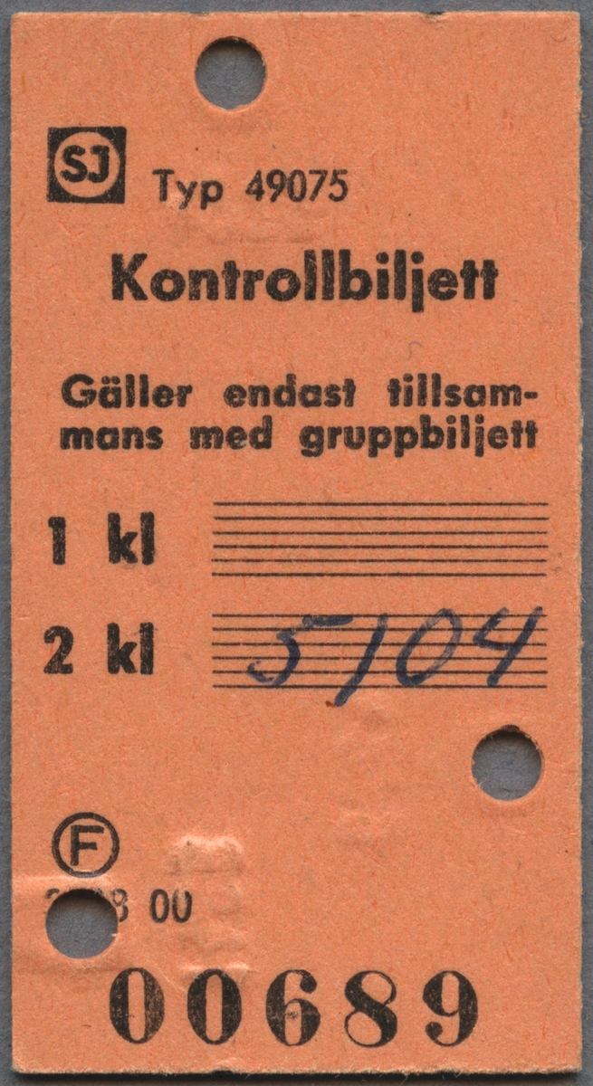 Kontrollbiljett från SJ av orange papp i Edmondsonskt format. På biljetten står det "Gäller endast tillsammans med gruppbiljett" samt ifyllt "5104" med blå bläckpenna bredvid "2 kl". Biljetten är klippt tre gånger.