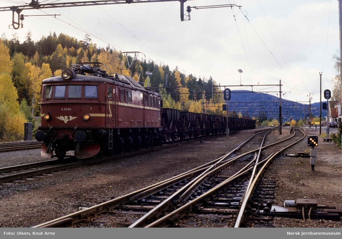 Elektrisk lokomotiv El 8 2069 med pukkvogner på Hjuksebø stasjon