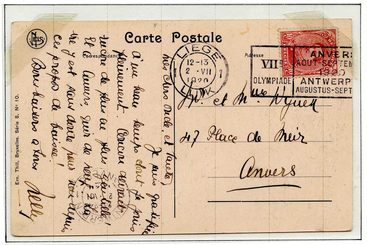 To konvolutter montert på albumside. Den første konvolutten har et rødt, påtrykket frimerke med portrett av en mann med hjelm.