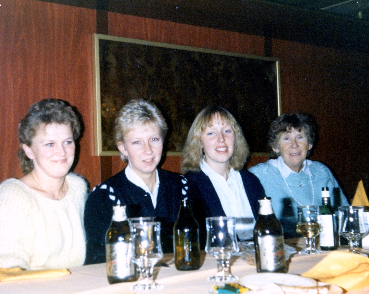 Brattåsgårdens personal sitter vid ett bord, cirka 1986 - 1990. Från vänster: 1. Okänd, 2. Eva, 3. Okänd samt 4. Greta Nilsson