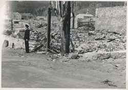 Tysk marinesoldat blant ruinene i Namsos