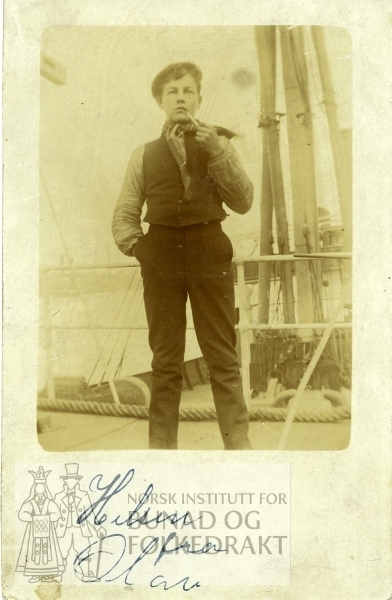 Bilde av mann ombord på en båt.