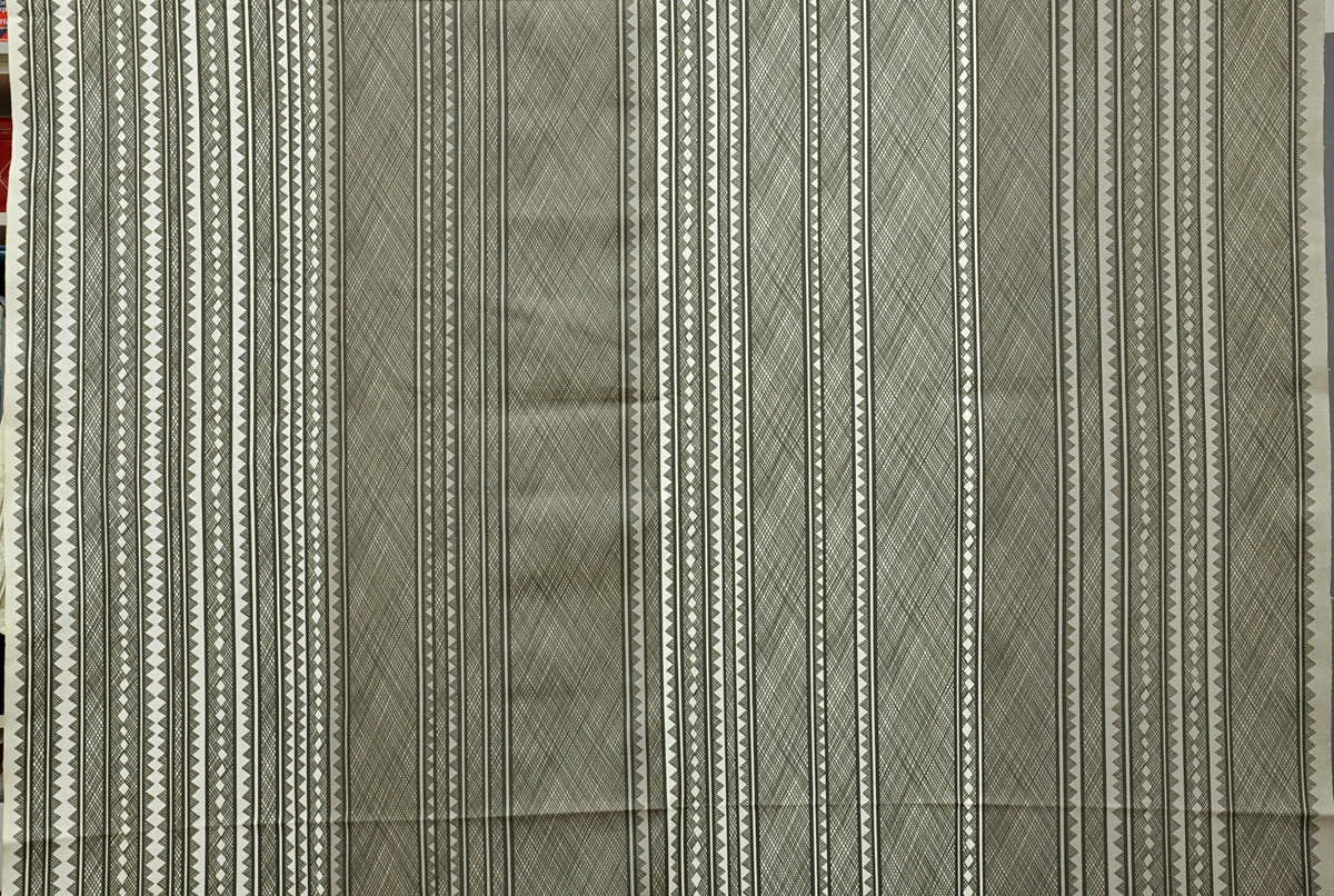 "Mimette", design Viola Gråsten
Art. nr. 23/337
Randigt mönster med rutiga diagonala partier som hela ränder och spetsar, med och utan bottenfärg.
