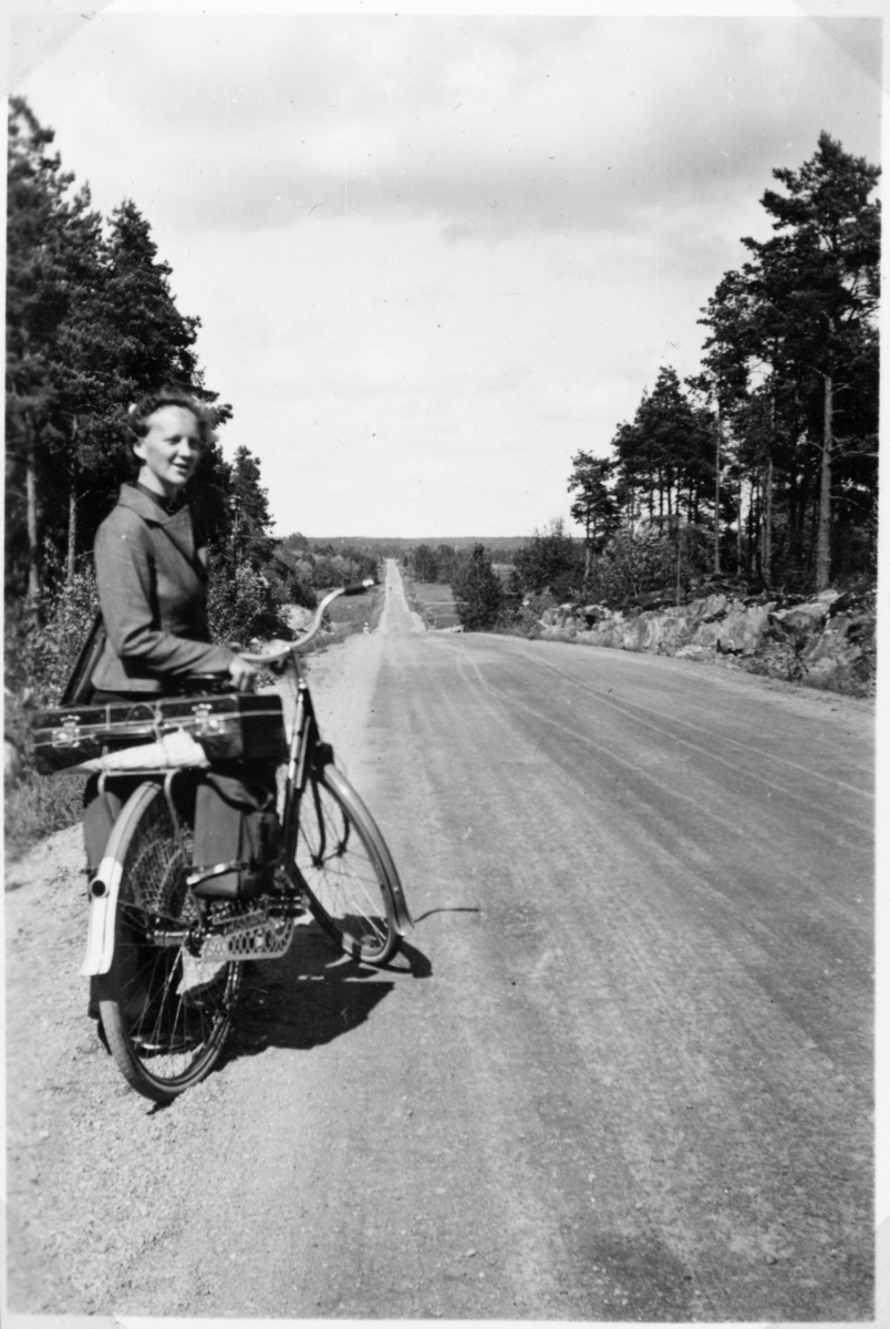 Vänern runt på cykel. På vägen mot Åmål.  Hertha Jakobsson gift Lundqvist