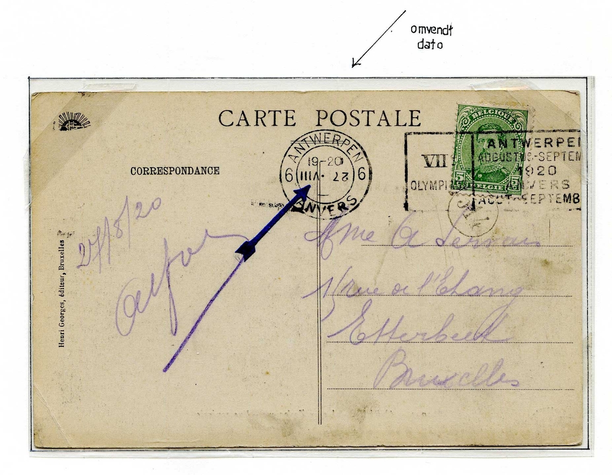 To postkort montert på en albumside. Begge postkortene er frankert med frimerke med bilde av Kong Albert I, og stempelene har trykkfeil. som er markert med en pil.