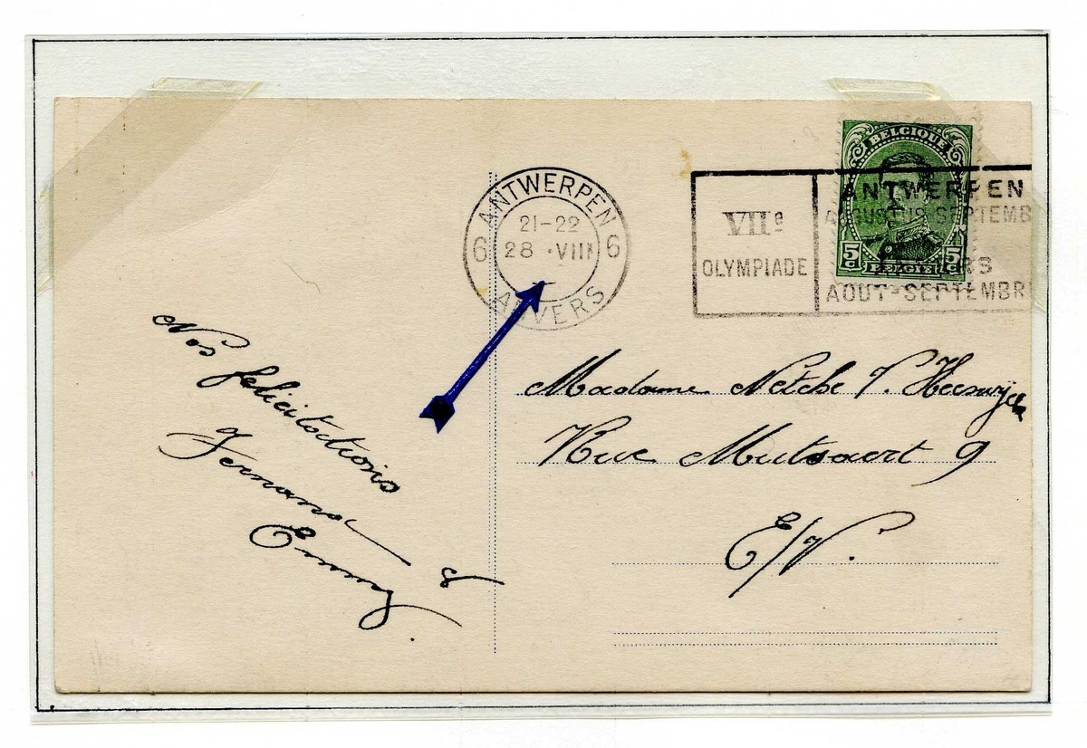 To postkort montert på en albumside. Begge postkortene er frankert med frimerke med bilde av Kong Albert I, og stempelene har trykkfeil. som er markert med en pil.