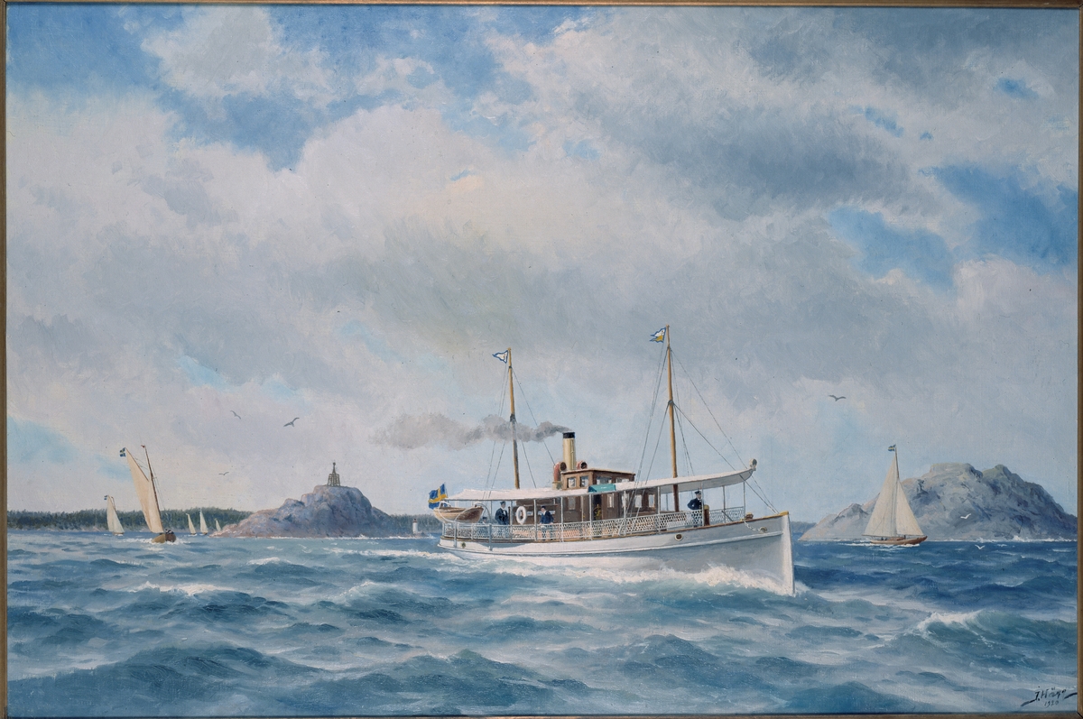 Ånglustjakten HONGKONG sedd från styrbords bog. I bakgrunden skärgård med klippöar, sjömärke, och fyr samt flera seglande jakter.