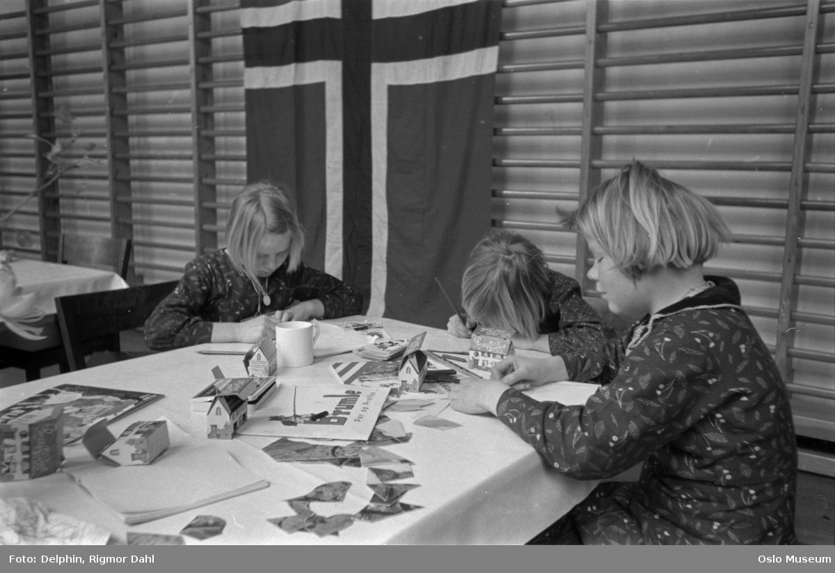 barn, finske flyktninger hos Norske Kvinners Sanitetsforening, gymnastikksal, ribbevegg, flagg