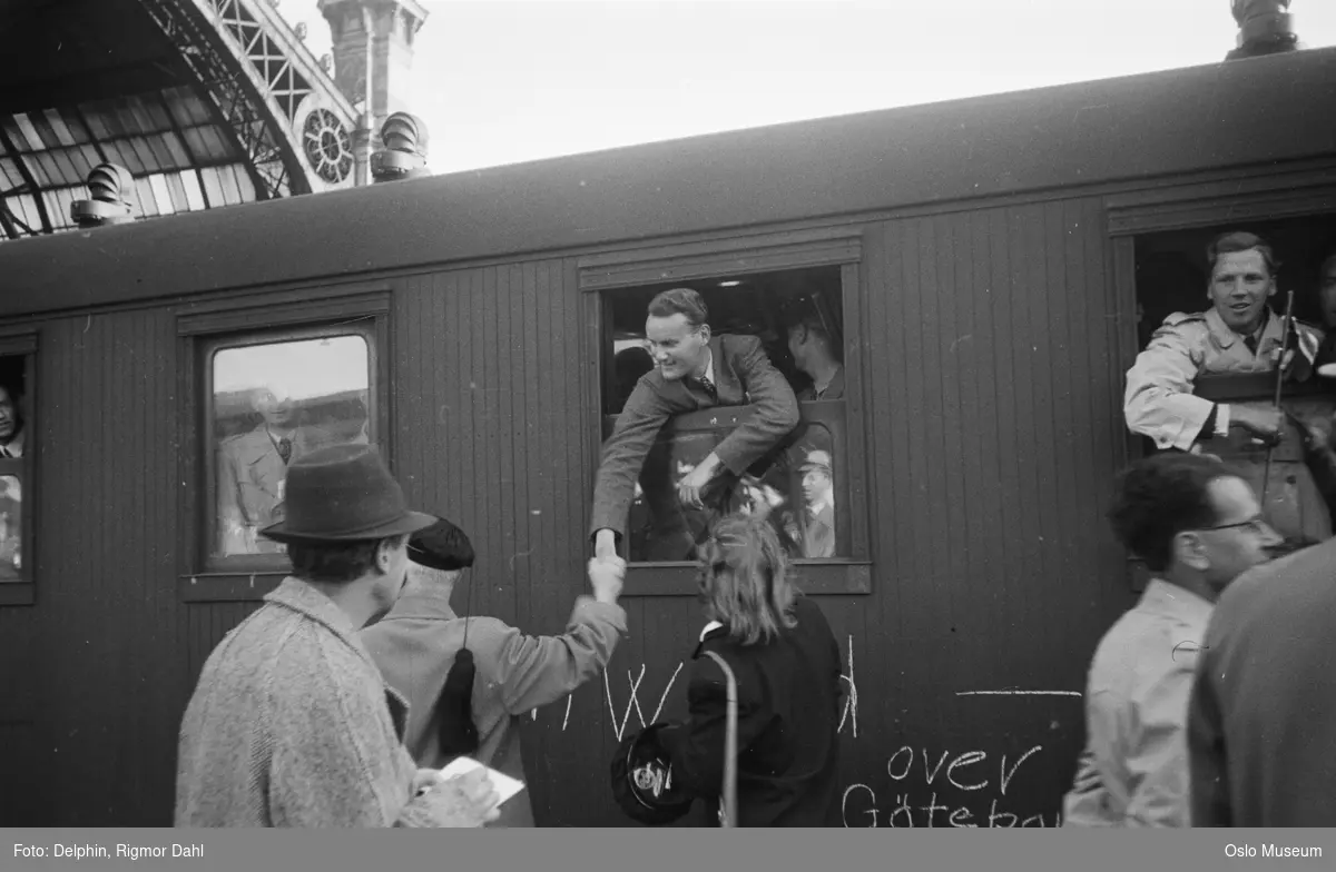 Østbanestasjonen, jernbanevogn, vinduer, menn, studenter, hjemkomst fra fangenskap i Buchenwald, mennesker som tar imot