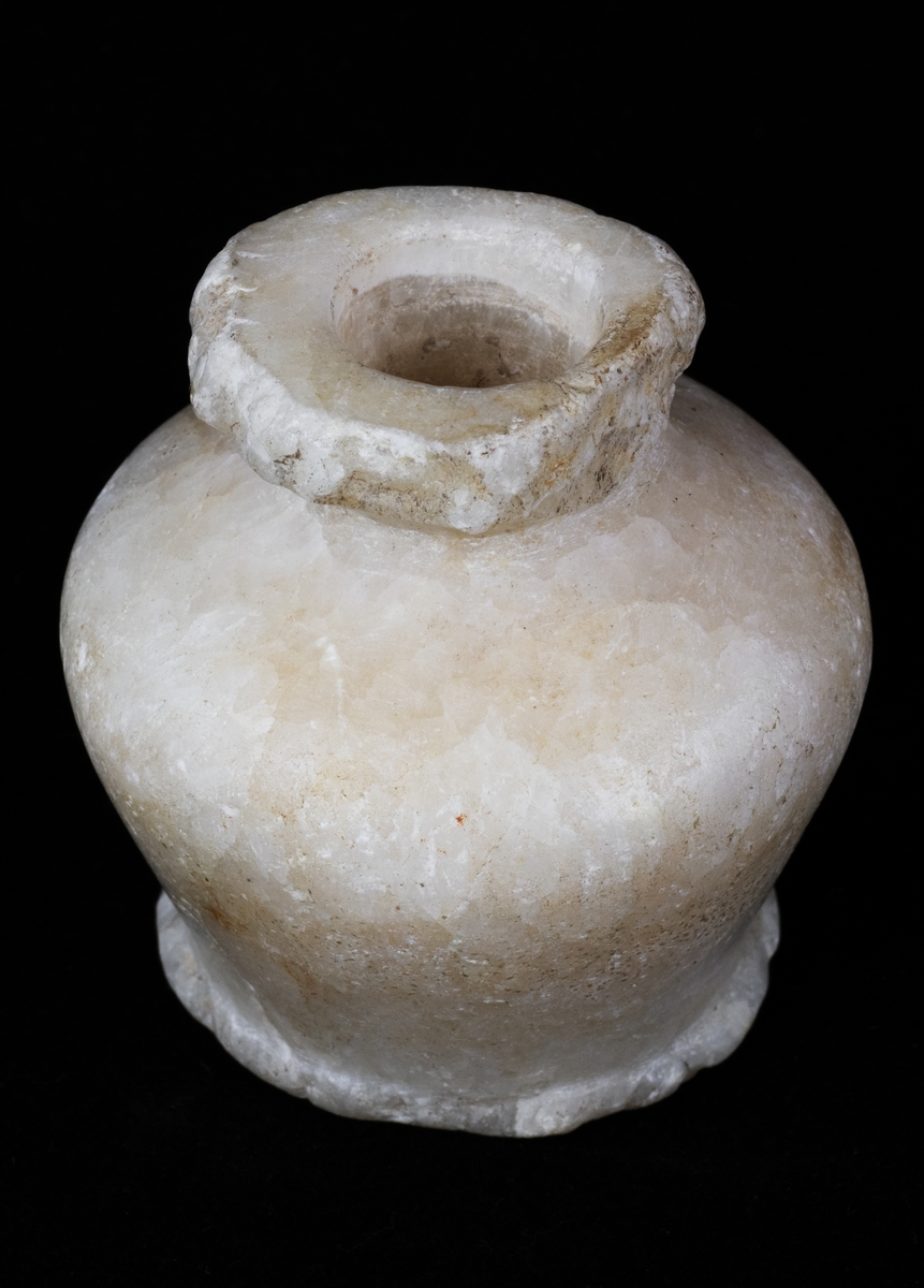 Smörjburk eller alabasterkärl från en grav i Thebe. Något större än VM 08 039.