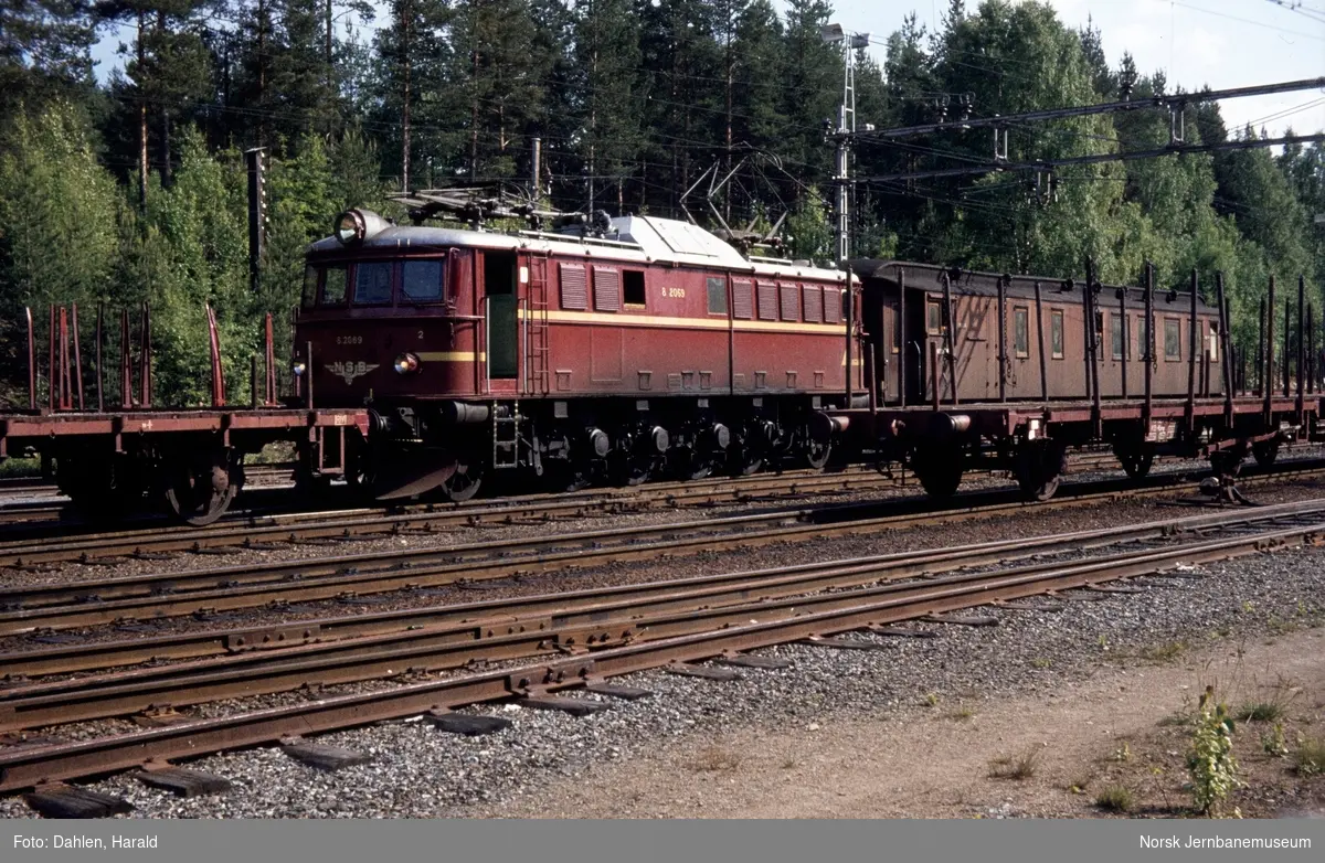 Skifting med elektrisk lokomotiv El 8 2069 på Tinnoset stasjon