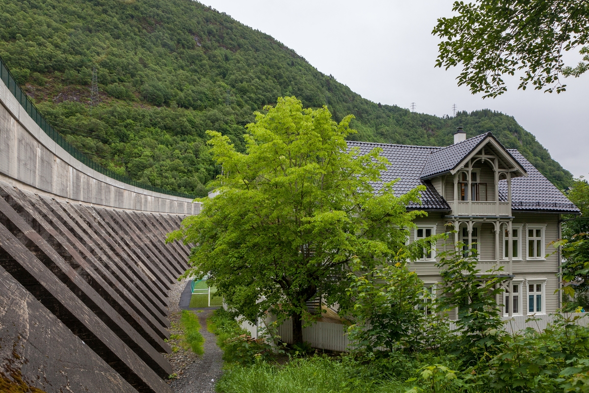 Svartediket dam ligg tett på bebyggelsen. Dammen er bygd for vassforsyning i Bergen.