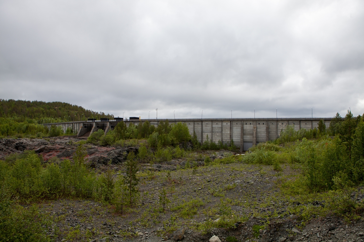 Luftsida til dammen til Skogfoss kraftverk, grensa mellom Norge og Russland går midt på dammen.