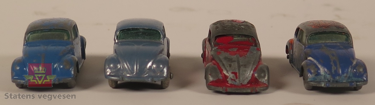 Samling av flere modellbiler. 3 biler er blå, 1 bil er rød. Alle er laget av metall og har en skala på 1:70