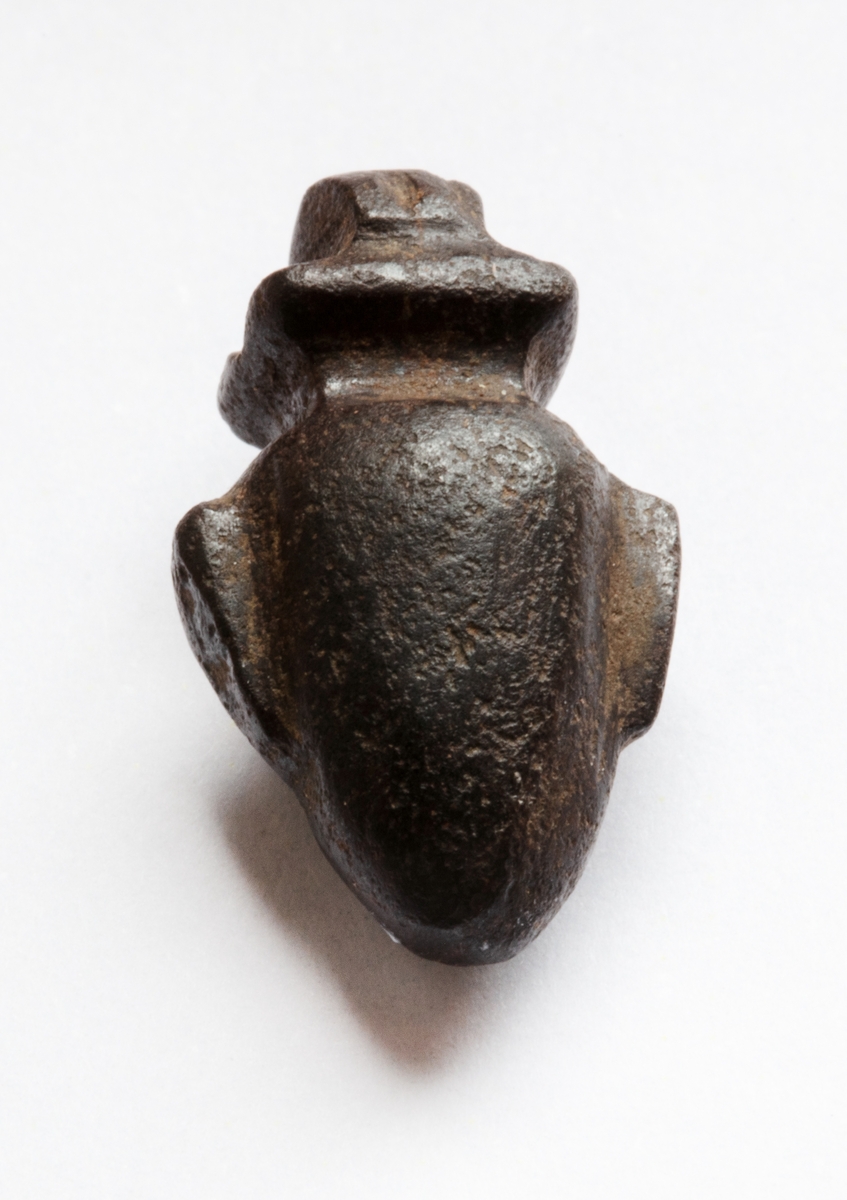 Amulett i form av ett hjärta. När en mumie prepparerades lindades ofta olika amuletter in i lindorna för att ge den döde god tur i sitt liv i dödsriket.