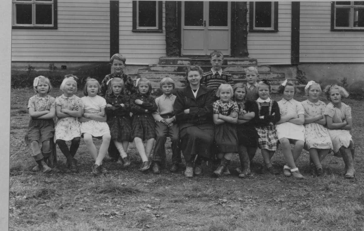 Røn skule 2. klasse gruppebilde 1954.