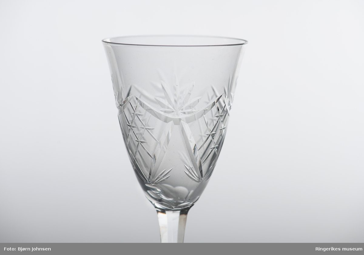 Hvitvinsglass med skjærslipt mønster og sekskanta stett.