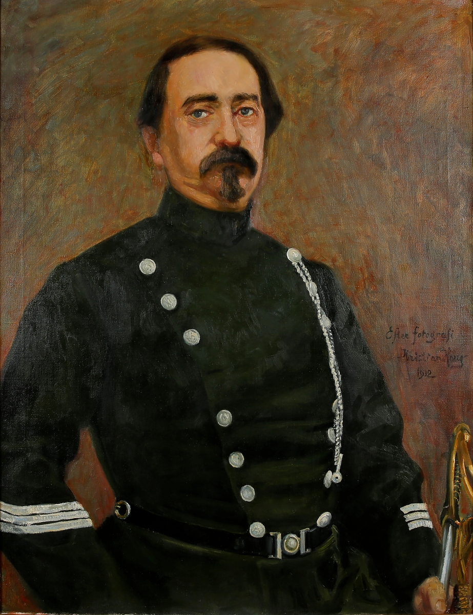 Kaptein Adolf Grüner Næser i uniform, holder en sabel i sin venstre hånd. Halvfigur.