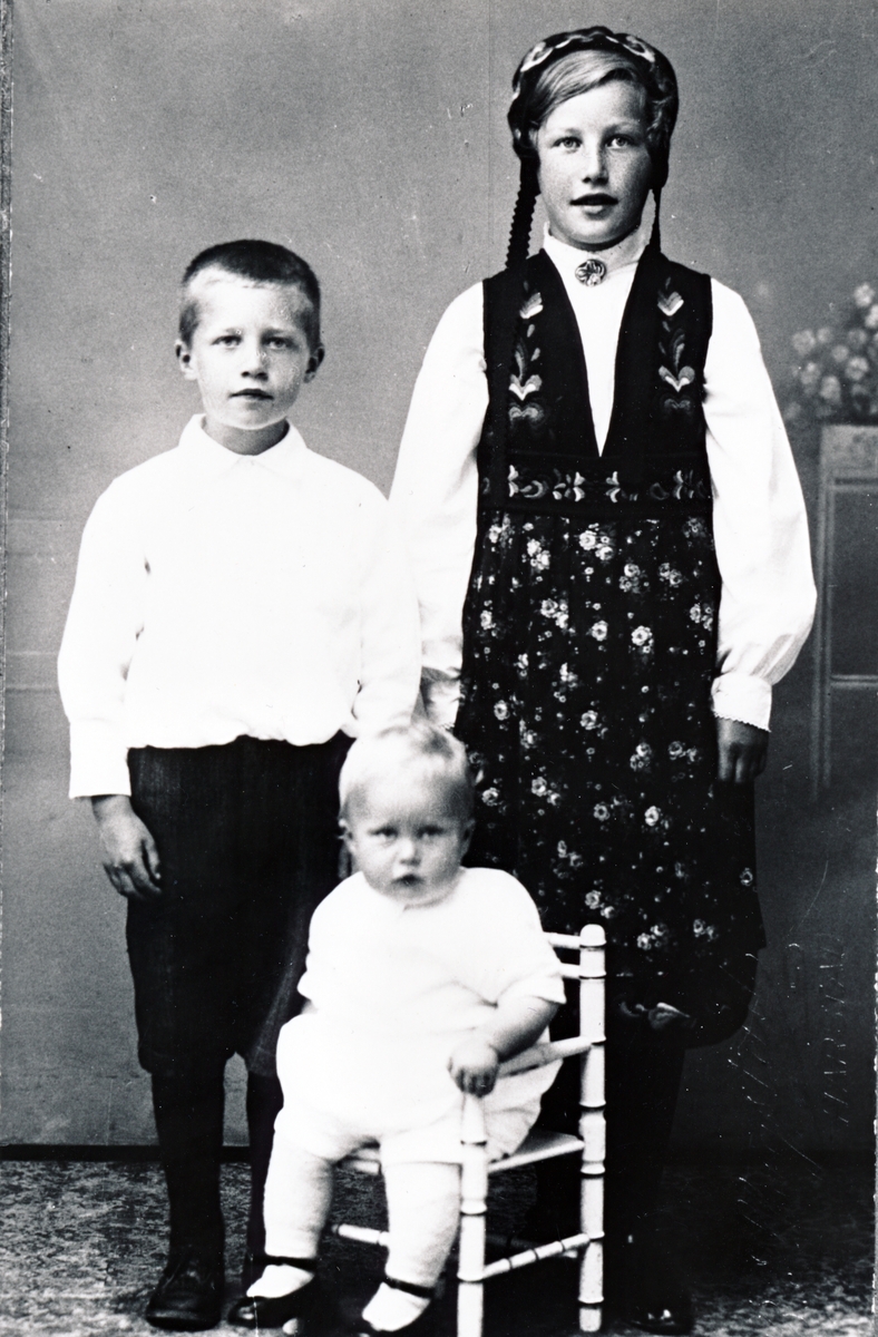 Tre søsken. Rasmus, Inger og Arne Olsen.Gryllefjord, 1926.