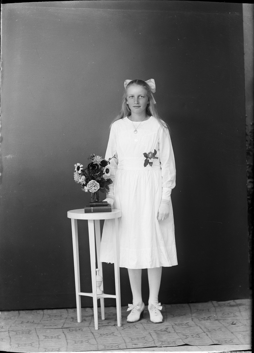 Konfirmand Hilda Andersson från Annö, Valö socken, Uppland 1922