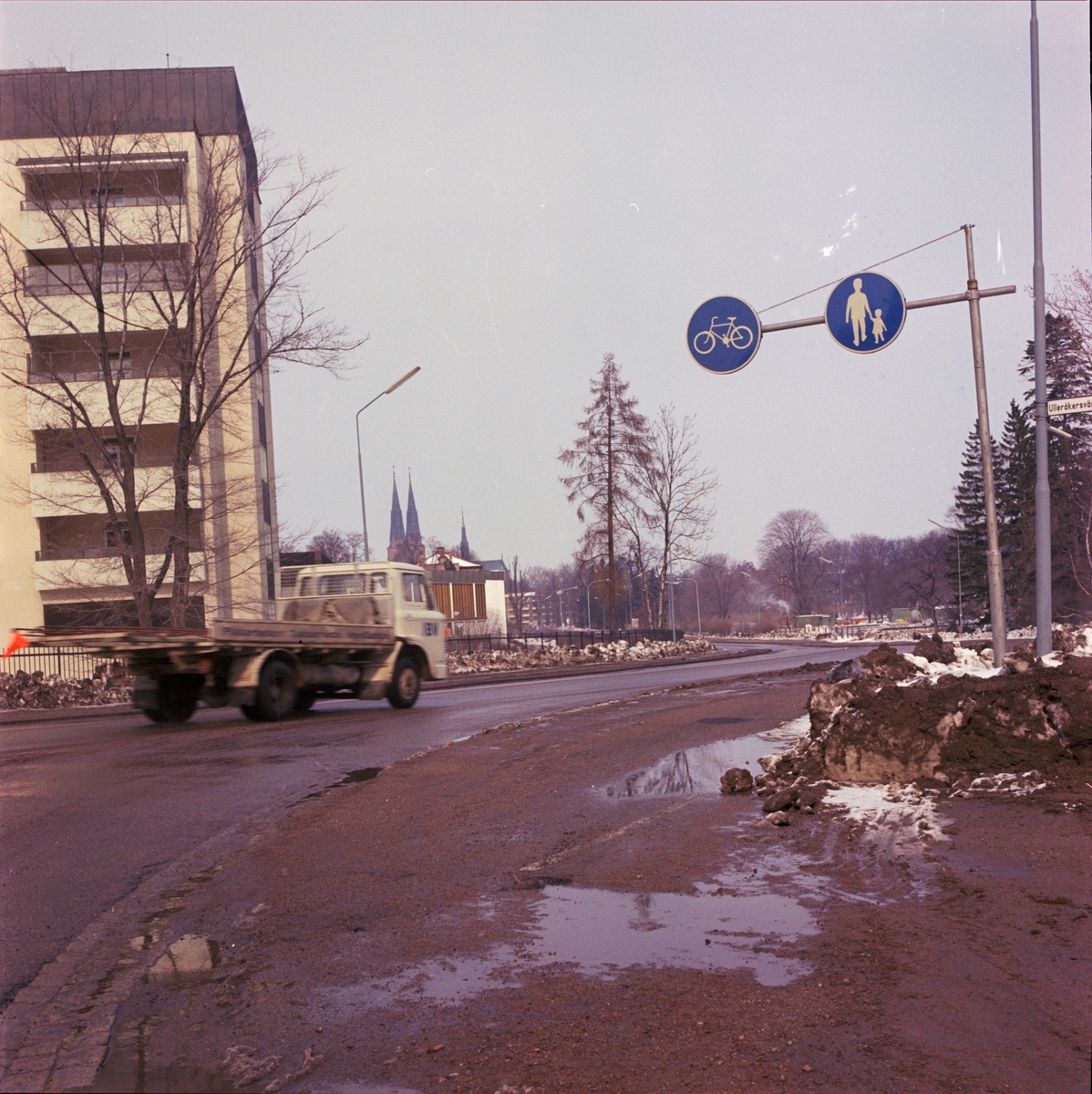 Trafik på Sjukhusvägen, Uppsala 1970