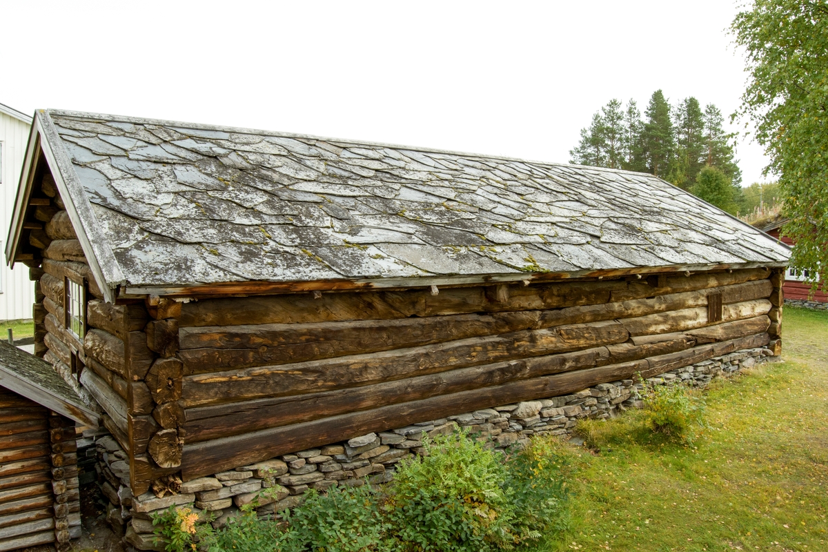 Fjøset er fra gården Steen og datert 1706. Bygningen er av tømmer over en etasje med inngang i gavlen. På taket er det villskifer som ikke er særlig vanlig i Østerdalen. Fjøset brukes i dag som utstillingslokale for landbruks- og hesteutstyr.