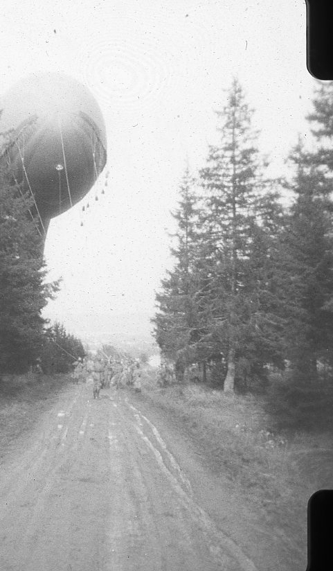 Fältballong transporteras längs en väg.