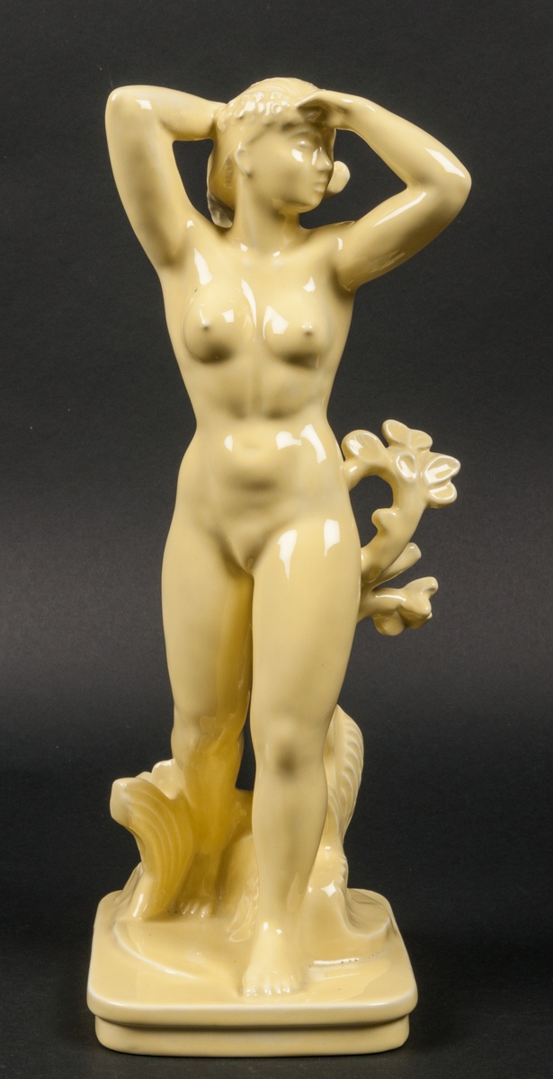 Figurin Flora med gul glasyr.
