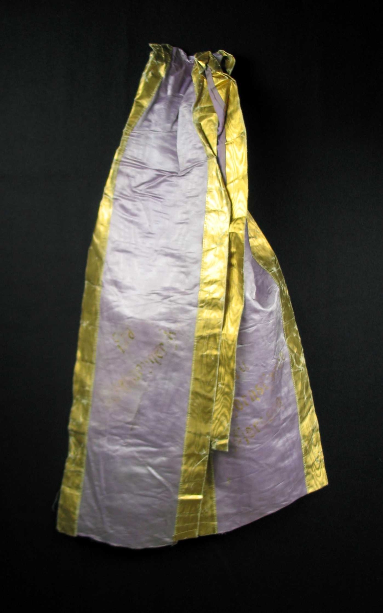 Begravelsessløyfe i lilla silke kantet med gullbånd.