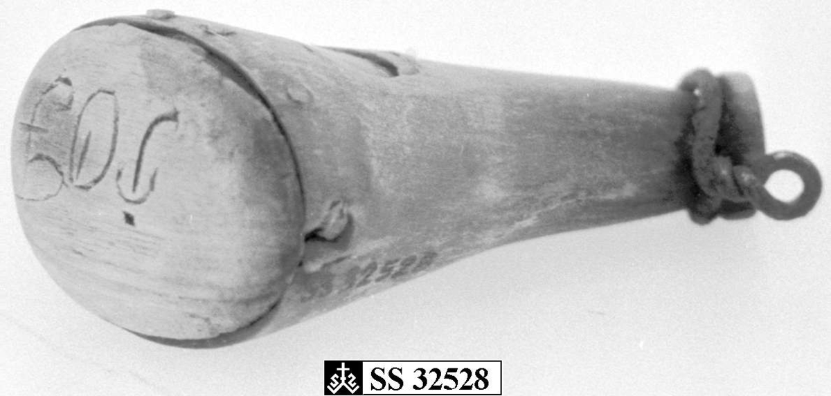 Fengpannekrutthorn med oval form. Det er trebunn.