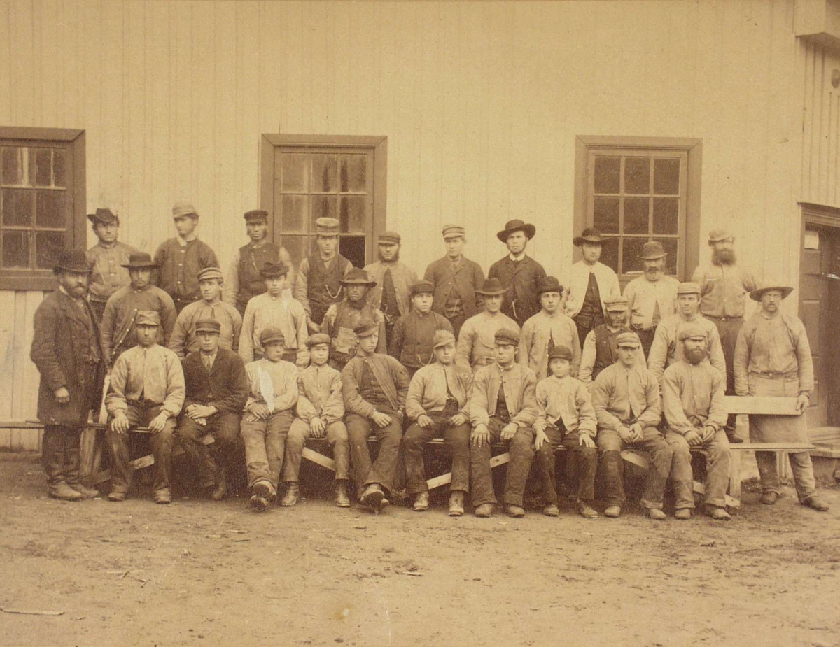 Arbeidere ved Lhmr.Dampsag og Høvleri 1888.