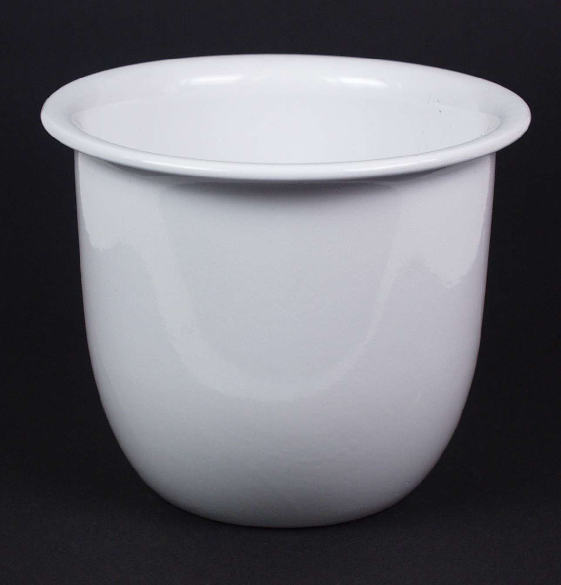 Hvit glasert potteskjuler i keramikk.