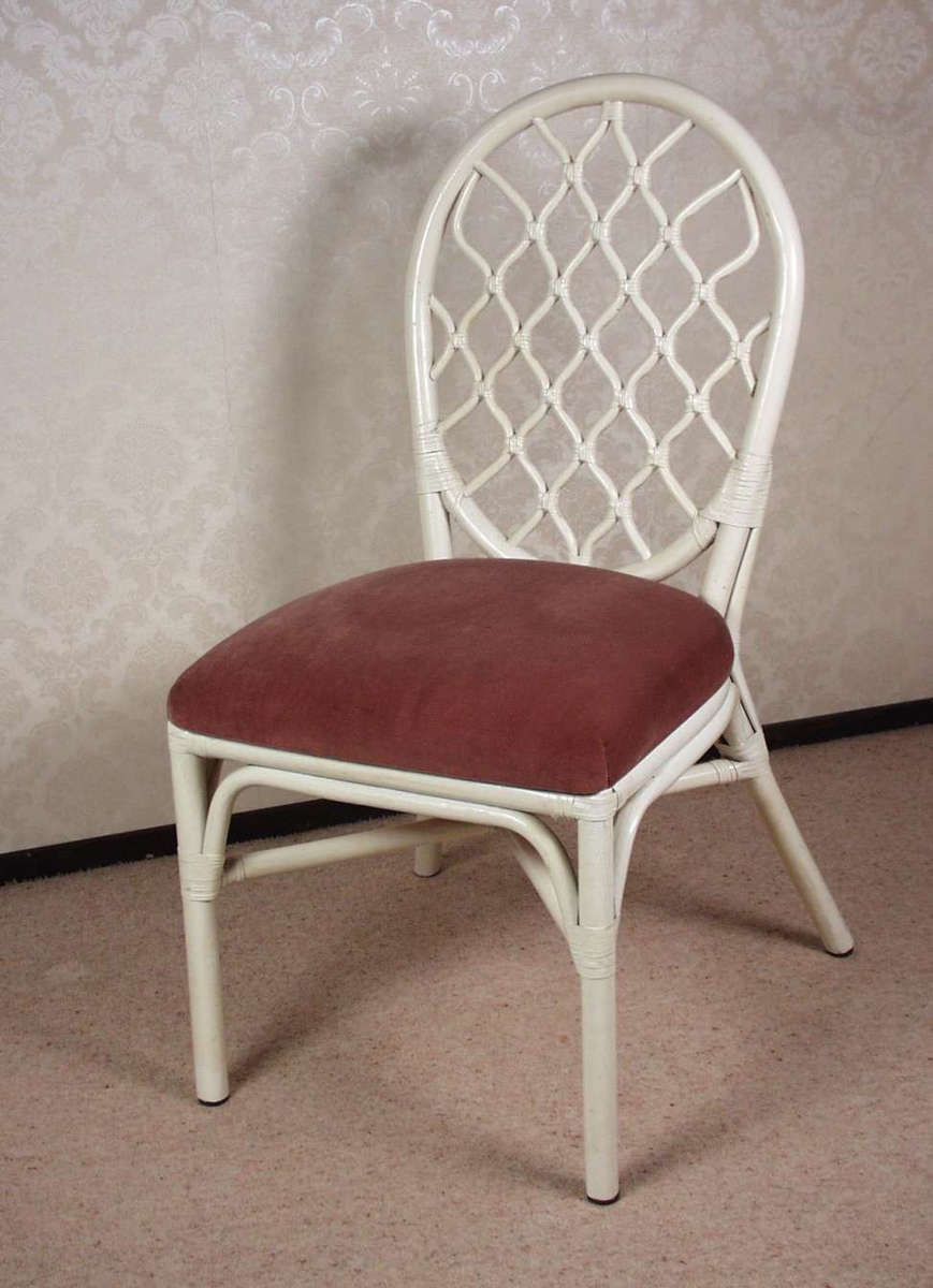 Hvitmalt flettet stol med rosa stoppet sete i plysj. Stolen har lærviklinger.