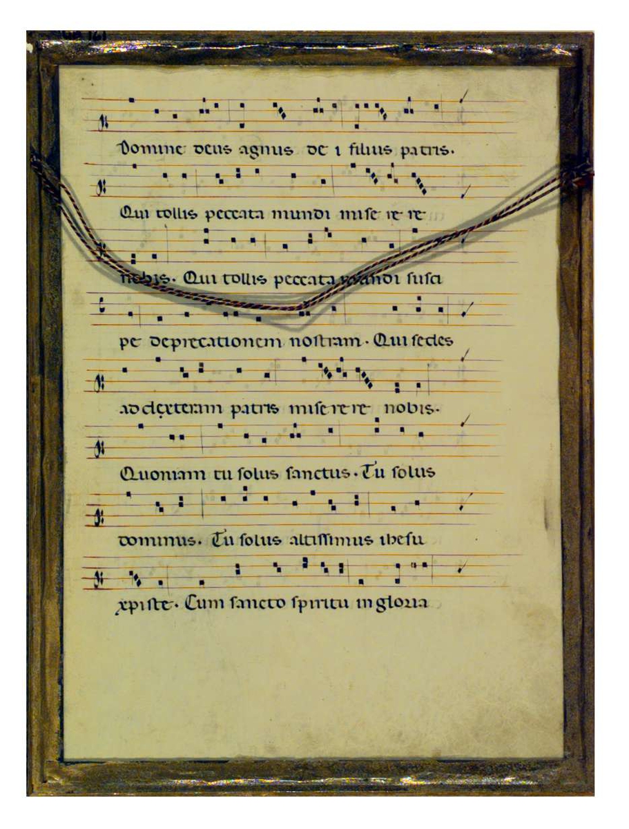 En side fra en messebok med tekst og musikk til deler av Credo og hele Sanctus. Teksten er på latin og med illuminerte bokstaver.