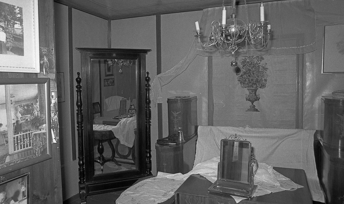 DOK:1971,
soveværelse, speil, bord,