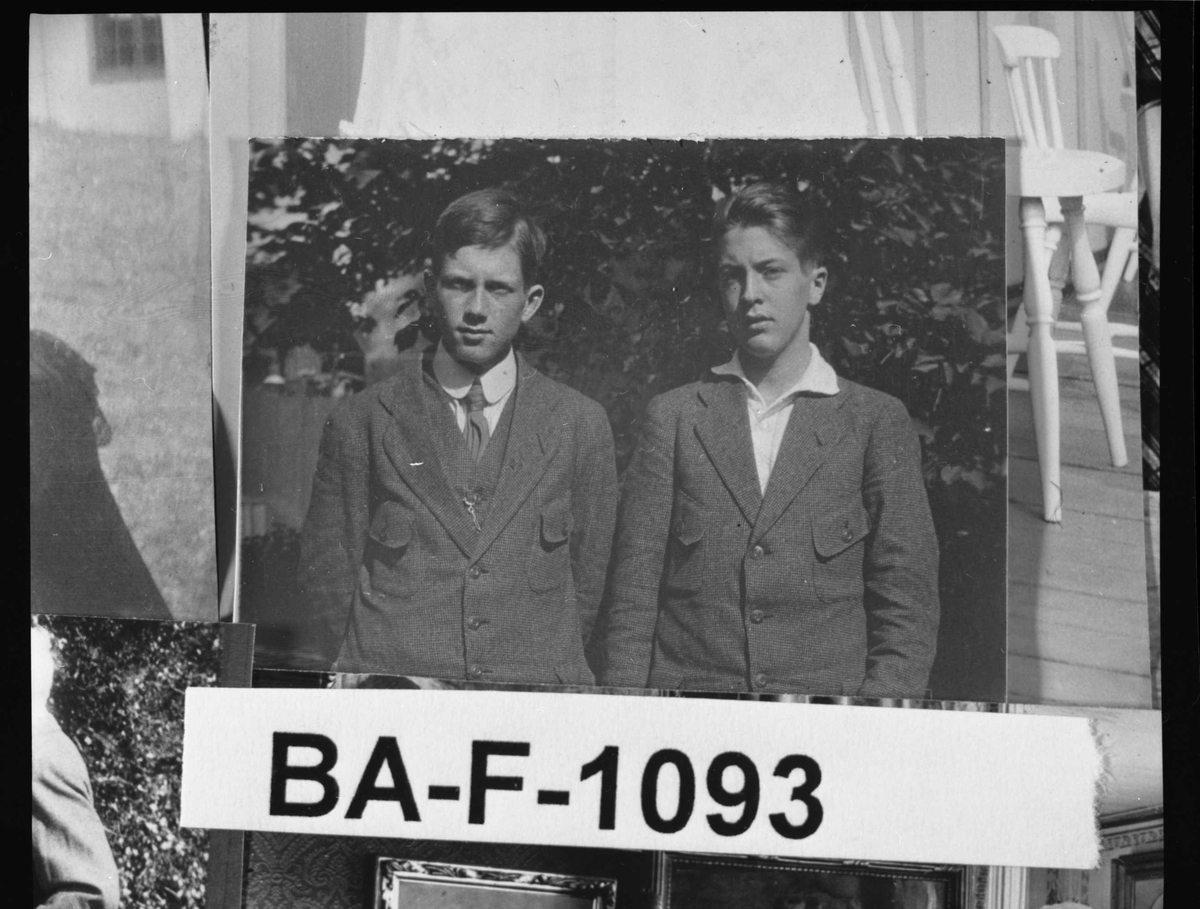 Diverse fotografi innrammet med eikeramme. Den er dekorert med metallriller.