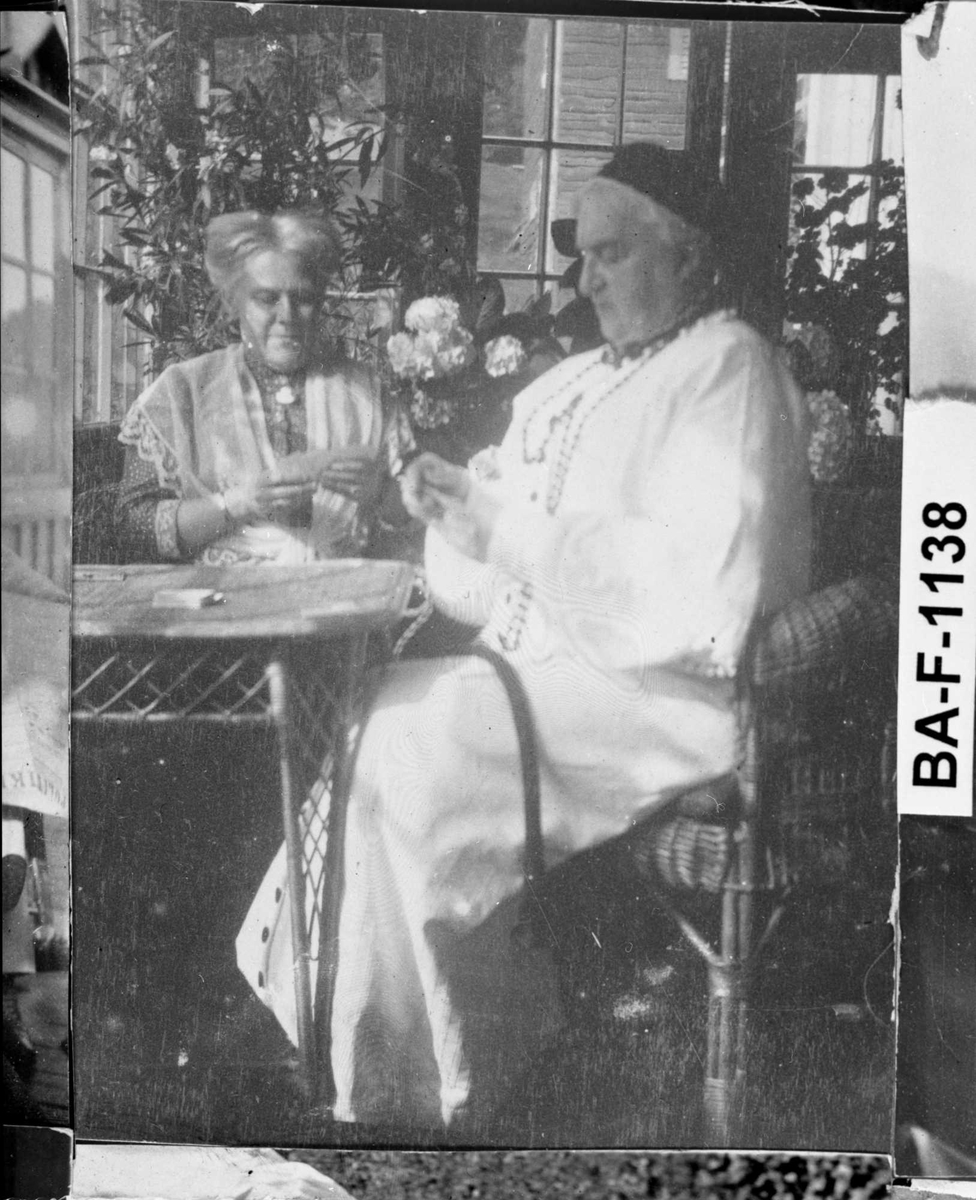 Fotomontasje i svart/hvitt rammet inn med glass og enkel trelist. Amatørbilder.