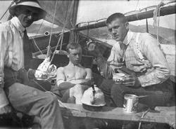 Seilbåt, menn, gruppe, måltid, kaffekjele, hermetikkboks,