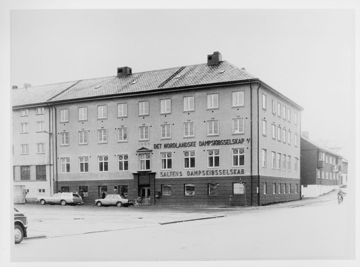 eksteriør, postkontor, Bodø , Storgt. 4, postlokalene i Saltens Dampskibsselskabs adm. bygg i årene 1940-52, biler, barnevogn