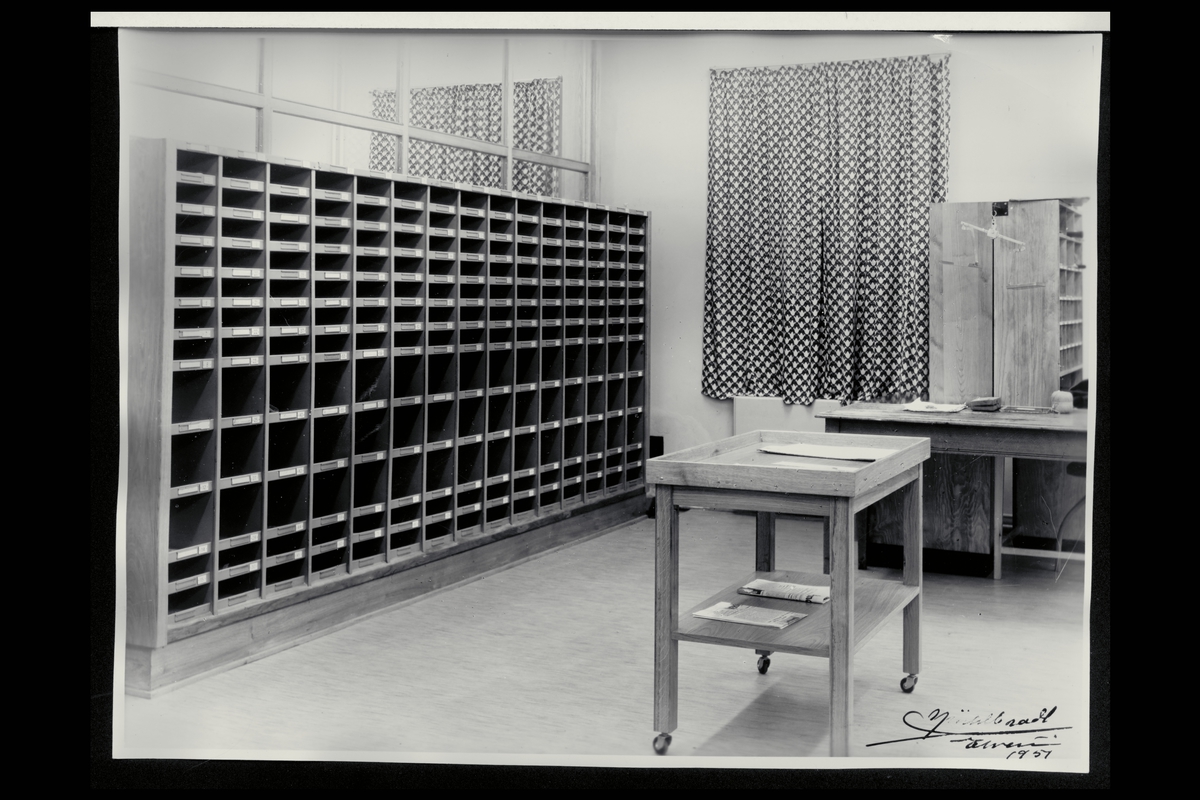 Interiør, postkontor, 2400 Elverum, budavdelingen, postboksanlegg, åpningsbord og budreoler (til høyre).