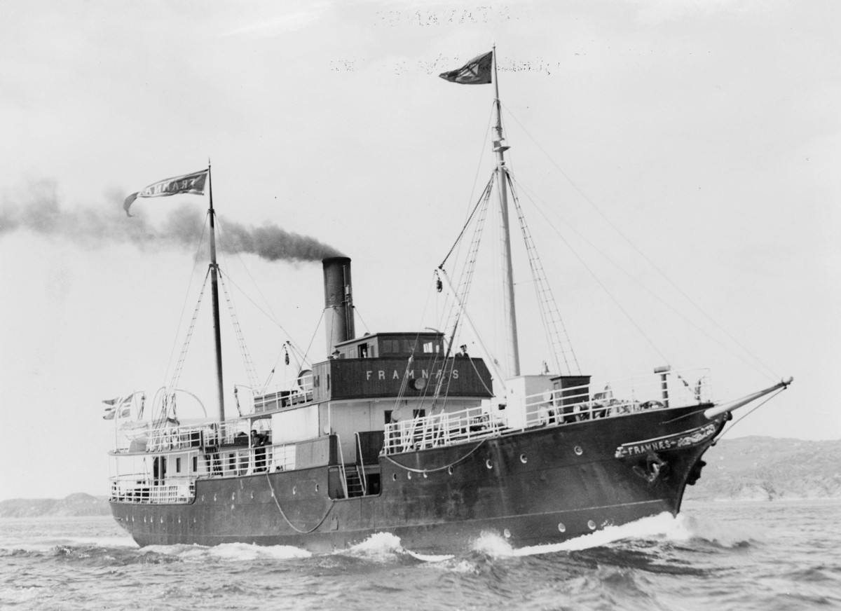 Laste- og passasjerskip, eksteriør, D/S "Framnæs", i åpen sjø.
Første skipet til FSF. Ruteskip i nesten hundre år.