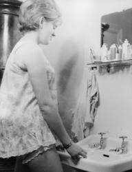 postskolen, interiør, 1 dame, vasker seg