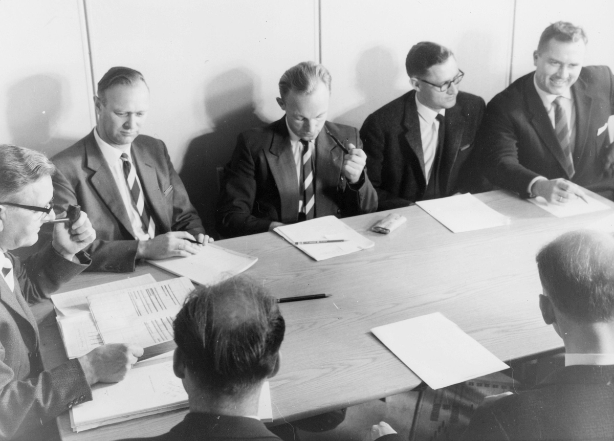 postskolen, undervisningsleder Thv. B. Olsen, Tor Nøding, Lars Myklebust, Helge Tollum, Finn Lambech, Georg Resvoll, Leif Bader, postmøte 1962
