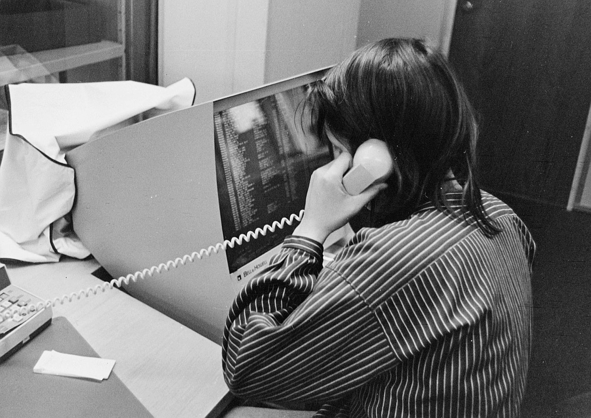 postsparebanken, Akersgata 68, Oslo, 25-års jubileum, 1975, interiør, 1 dame, EDB-skjerm