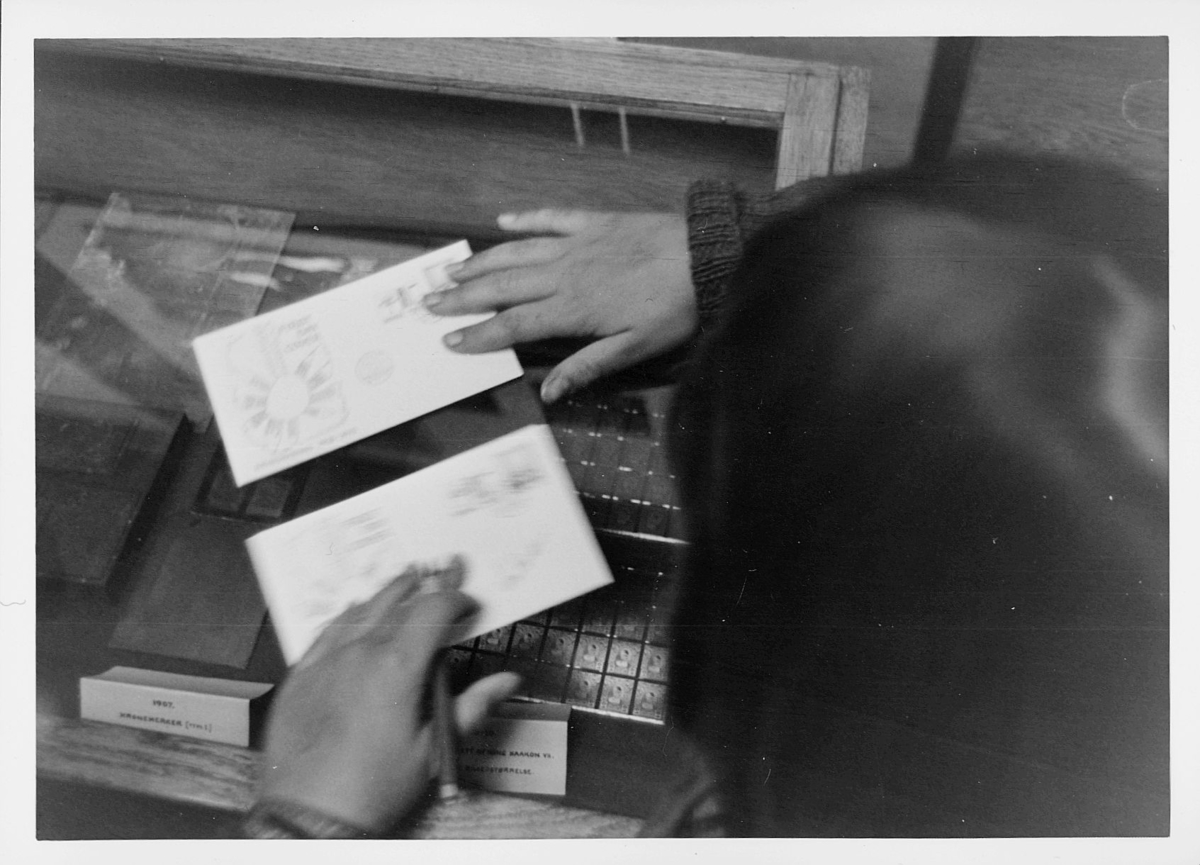 markedsseksjonen, Frimerkets dag '75, Det norske Postmannslag, Østenfjellske krets, 9. oktober, kunstner, Nina Davidsen signerer FDC