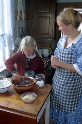 Olsengården, bysamlinga på Maihaugen. Mor Olsen med datter p