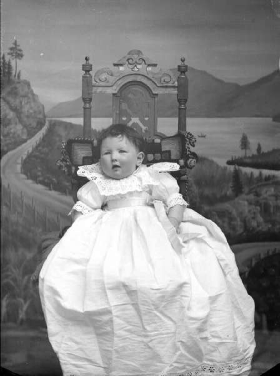Pro: Jørgen Hvattum's pike. 17.08.1902. Portrett, helfigur.