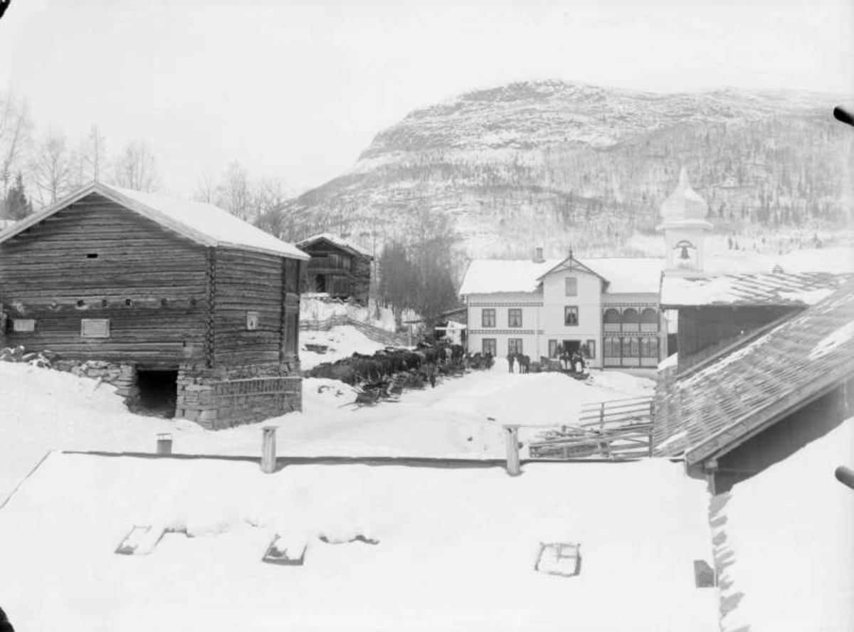 28.02.1908. Gården Bø før avreise av likfølget. Bolighus, uthus, åsside.