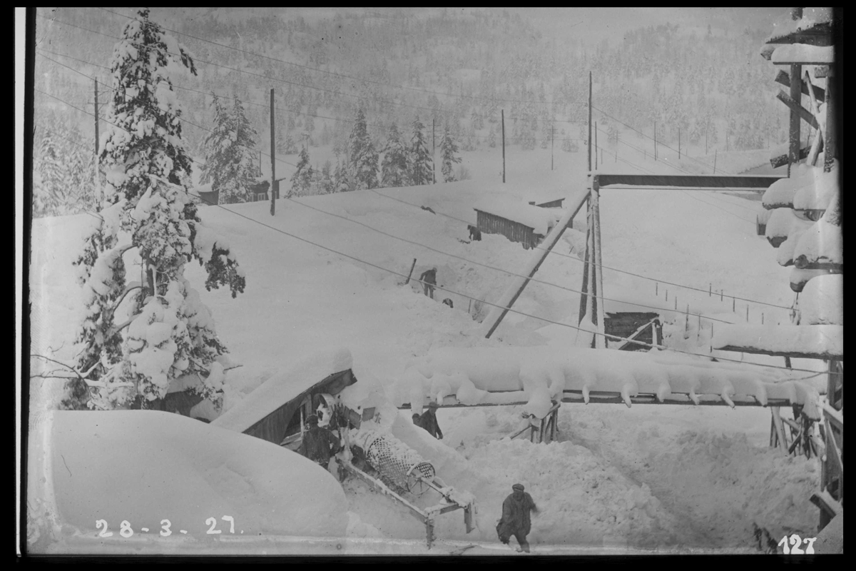 Arendal Fossekompani i begynnelsen av 1900-tallet
CD merket 0468, Bilde: 9
Sted: Flaten
Beskrivelse: Vinterbilde fra kraftstasjonen. Nedover langs jernbanen