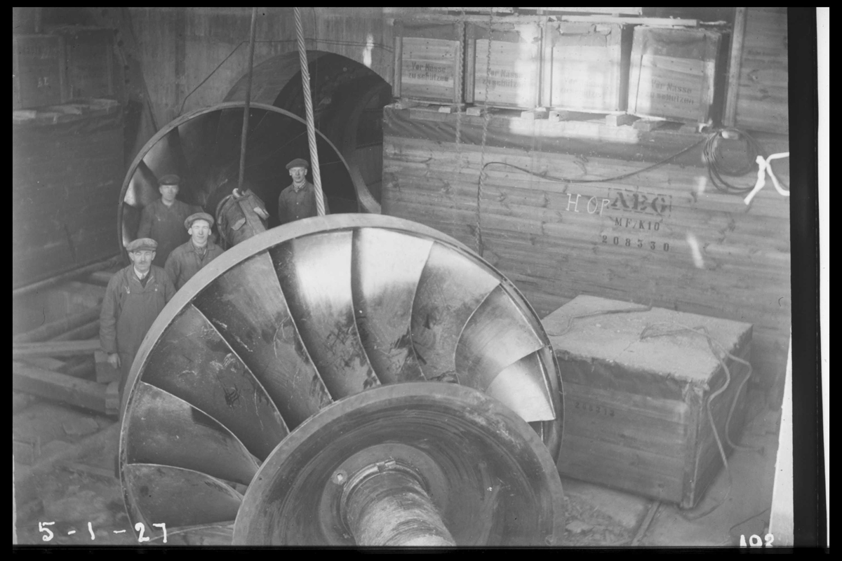 Arendal Fossekompani i begynnelsen av 1900-tallet
CD merket 0470, Bilde: 58
Sted: Flaten
Beskrivelse: Turbinaksel med løpehjul
